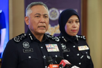 Acryl Sani (kiri) bercakap pada sidang media selepas Majlis Penyampaian Anugerah Perkhidmatan Cemerlang (APC) PDRM 2022 di Bukit Aman pada Jumaat. - Foto Bernama
