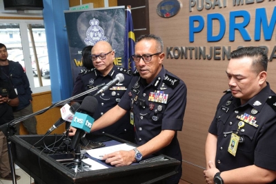 Mohd Azman (dua dari kanan) mengumumkan kejayaan Polis Sarawak membanteras pelbagai kesalahan dadah dalam 'Op Tapis' pada sidang akhbar di Ibu Pejabat Kontinjen Polis Sarawak (IPK) pada Jumaat. - Foto: Bernama