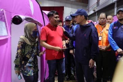 Onn Hafiz (kanan) ketika melawat mangsa banjir di Machap Simpang Renggam pada Jumaat. - Foto FB Onn Hafiz