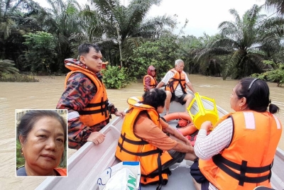 Anggota bomba membantu memindahkan tiga warga emas menaiki bot di Kampung Tembioh Kota Tinggi. Gambar kecil: Moi Chan