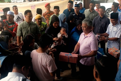Yang di-Pertuan Agong berkenan menyampaikan hadiah berupa alat tulis dan peralatan mewarna untuk kanak-kanak mangsa banjir yang berlindung di PPS di
Kampung Chedong pada Jumaat. - Foto: Bernama