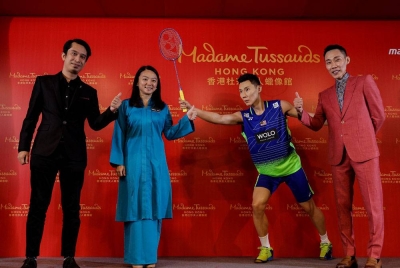 Hannah (dua, kiri) dan Adam Adli (kiri) serta Chong Wei (kanan) bergambar bersama patung lilin hasil rekaan Madame Tussauds Hong Kong ketika majlis pelancaran patung lilin tersebut di ibu negara pada Jumaat. Foto: Bernama