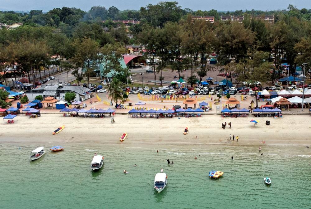 Pemandangan udara di sekitar persisiran pantai peranginan Port Dickson. - Foto Bernama