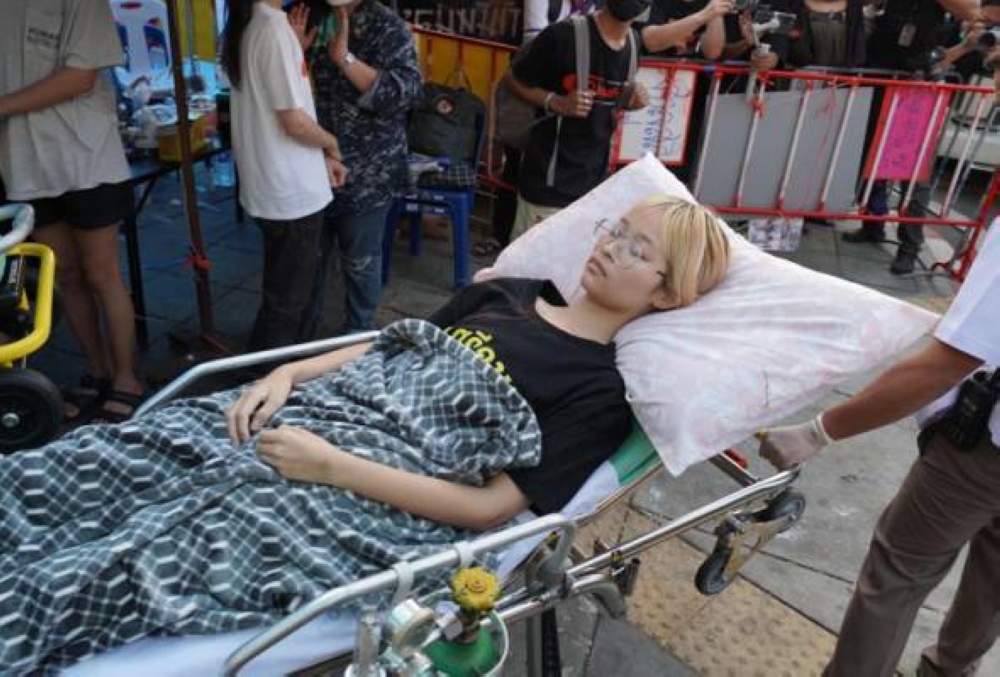 Salah seorang daripada dua aktivis yang dikejarkan ke hospital kerana menyertai mogok lapar yang membahayakan kesihatan mereka. - Facebook Ratsadon News