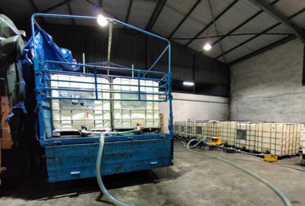 Sebuah premis di Kawasan Perindustrian Sri Rapat, Ipoh, yang dijadikan tempat pengumpulan minyak diesel bersubsidi yang diseleweng. - Foto: AWANI