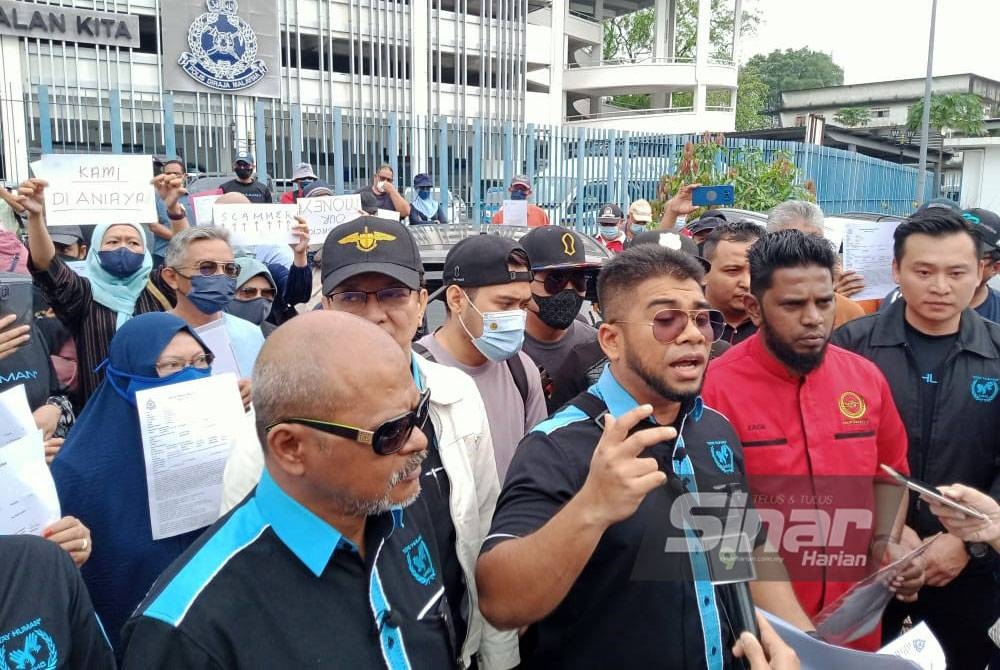 Hishamuddin (tiga dari kanan) ketika sidang media di pekarangan IPD Sentul pada Sabtu.