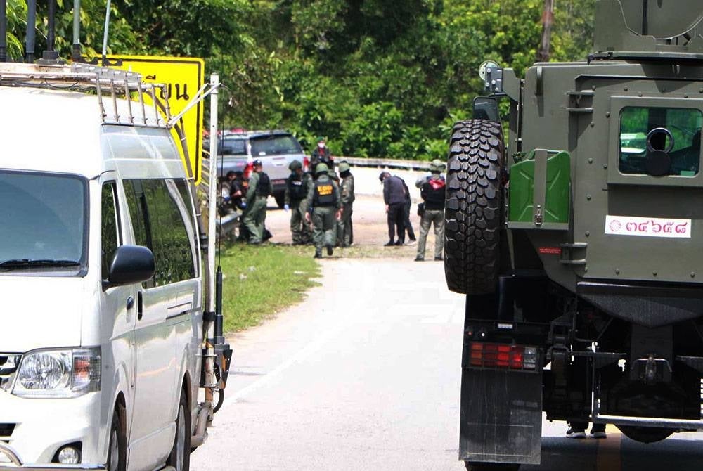 Sebutir bom buatan sendiri diletupkan ketika konvoi pasukan keselamatan yang membawa Mejar Jeneral Paisan Nusang melalui lokasi kejadian. - Foto: Bangkok Post