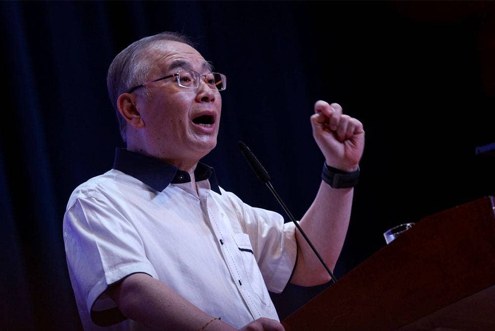 Wee Ka Siong ketika menyampaikan ucapan pada majlis sambutan ulang tahun MCA ke-74 di Wisma MCA pada Sabtu. - Foto: Bernama