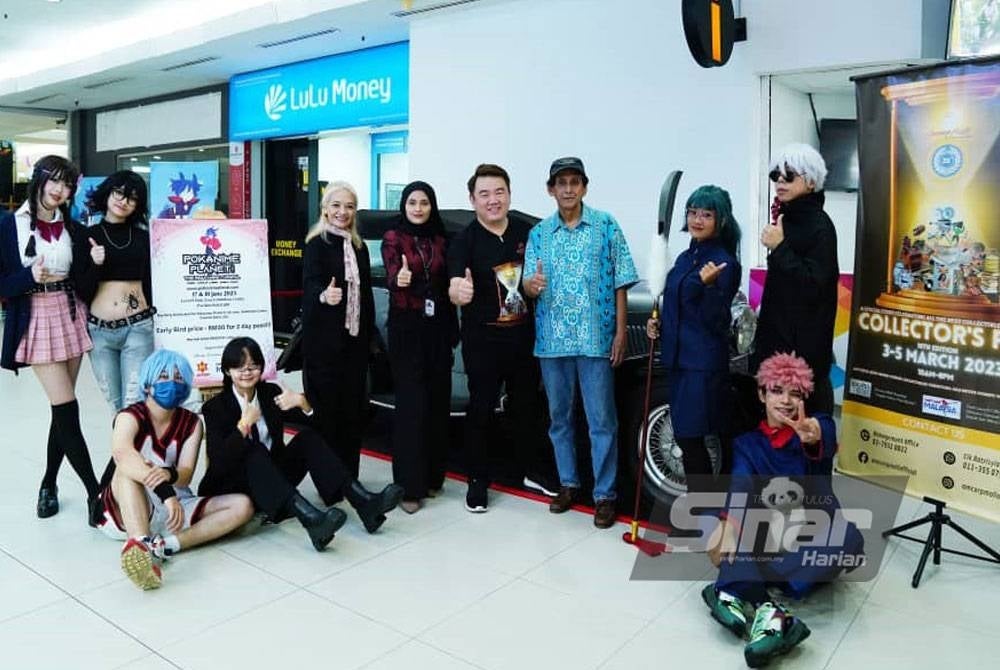 Rasta (lima dari kiri), Edward (lima dari kanan) dan Zahari (empat dari kiri) bergambar bersama watak-watak anime di Amcorp Mall. - Foto Sinar Harian/ROSLI TALIB