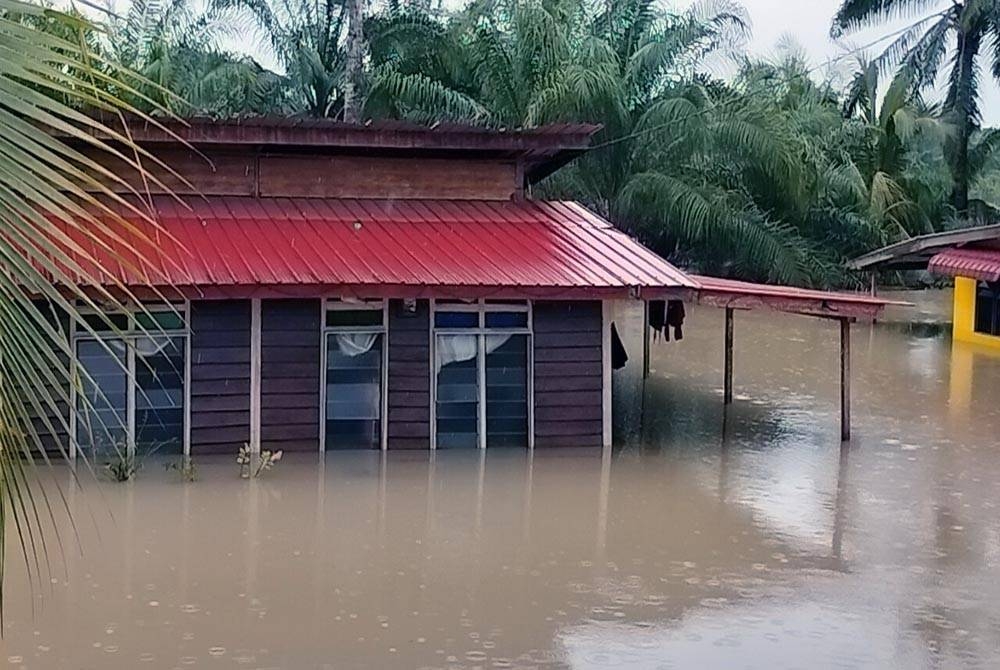 Keadaan sebuah rumah penduduk di
Kampung Parit Seman Benteng, Sungai Rambai yang dinaiki air.