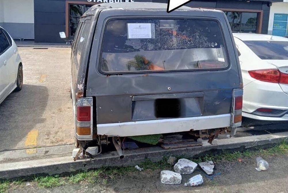 Van buruk yang ditinggalkan di petak tempat letak kereta di Lembah Sireh, Kota Bharu. - Foto MPKB-BRI