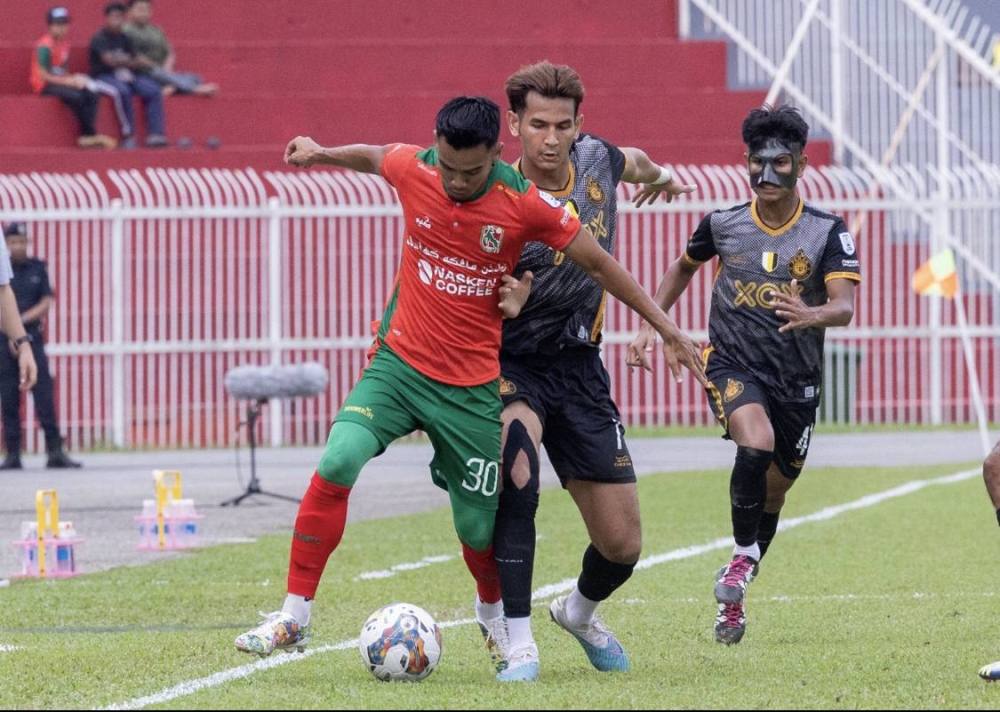 Muhammad Asraff Aliffuddin (kiri) melakukan beberapa percubaan namun gagal. Foto: Media sosial