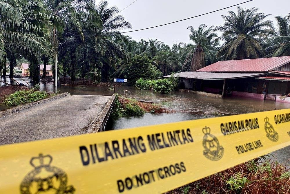 Lorong Simen 2 yang menghubungkan rumah penduduk ditutup kepada kenderaan dan orang ramai selepas kawasan tersebut telah dinaiki air ketika tinjauan di Kampung Batu Gajah Jalan Simen, Jasin, Melaka pada Sabtu. - Foto: Bernama