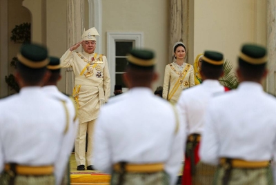 Sultan Nazrin Shah bersama Raja Permaisuri Perak Tuanku Zara Salim berkenan berangkat ke Istiadat Kawalan Kerhormatan di Istana Iskandariah pada Sabtu. - Foto: Bernama
