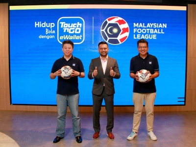 Stuart Ramalingam (tengah) mengalu-alukan kerjasama Touch 'n Go eWallet bersama MFL bagi menyemarakkan lagi saingan Liga-M musim ini. - Foto: FB MFL