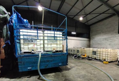 Sebuah premis di Kawasan Perindustrian Sri Rapat, Ipoh, yang dijadikan tempat pengumpulan minyak diesel bersubsidi yang diseleweng. - Foto: AWANI