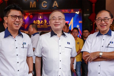 Sin Woon bersama (kiri) Presiden MCA, Datuk Seri Dr Wee Ka Siong (tengah) dan Timbalan Presiden, Datuk Dr Mah Hang Soon (kanan) pada majlis sambutan ulang tahun MCA ke-74 di Wisma MCA pada Sabtu. - Foto: Bernama