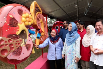 Dr Zaliha Mustafa (dua dari kiri) diberi penerangan mengenai replika buah pinggang oleh Timbalan Naib Canselor (Hal Ehwal Jaringan Industri & Masyarakat ) UKM, Profesor Datuk Dr Norazah Nordin (kiri) ketika hadir pada program penutup Hari Buah Pinggang Sedunia di Kampung, Felda Sendayan pada Sabtu. - Foto: Bernama