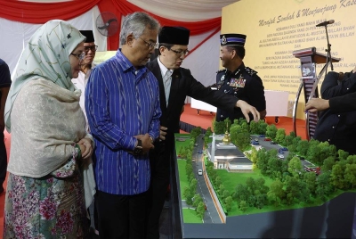 Al-Sultan Abdullah Ri'ayatuddin Al-Mustafa Billah Shah dan Tunku Hajah Azizah Aminah Maimunah Iskandariah berkenan melihat model surau yang akan dibina ketika Majlis Pecah Tanah Tapak Surau Ibu Pejabat Polis Daerah Cameron Highlands di Brinchang pada Sabtu. - Foto: Bernama
