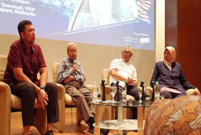 Dr Mahathir (dua dari kiri) ketika sidang akhbar selepas berakhir program Bersama Tun M: Dialog Sepentas Perjuangan Yang Hilang? di Mini Townhall, Yayasan Kepimpinan Perdana (YKP) di Putrajaya pada Sabtu.