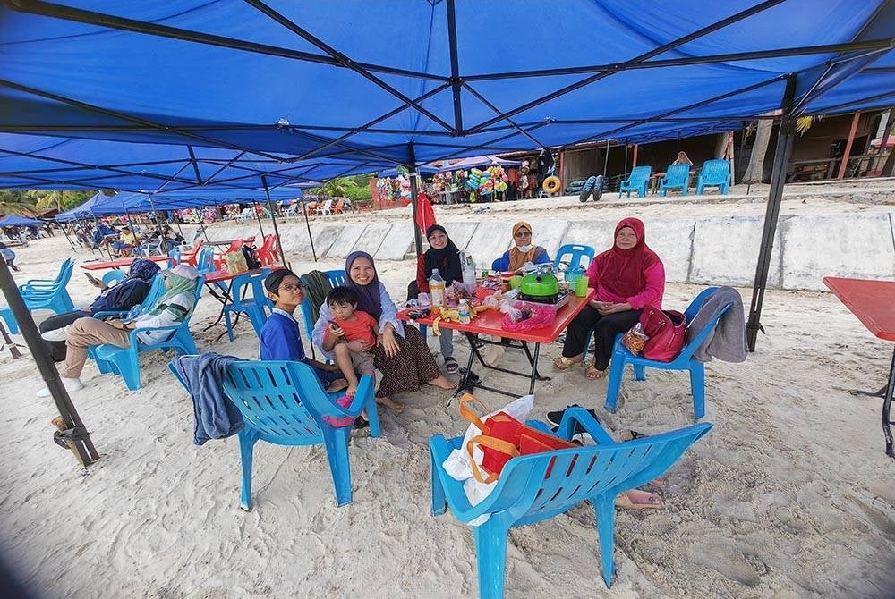 Intan Izafina (tiga dari kanan) bercuti ke Port Dickson bersama keluarga dan jirannya.