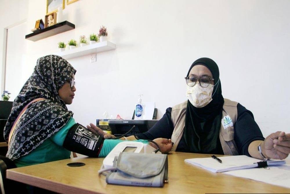 Majikan disaran supaya memberi bonus kepada pekerja yang kurang menggunakan cuti sakit. - Gambar hiasan