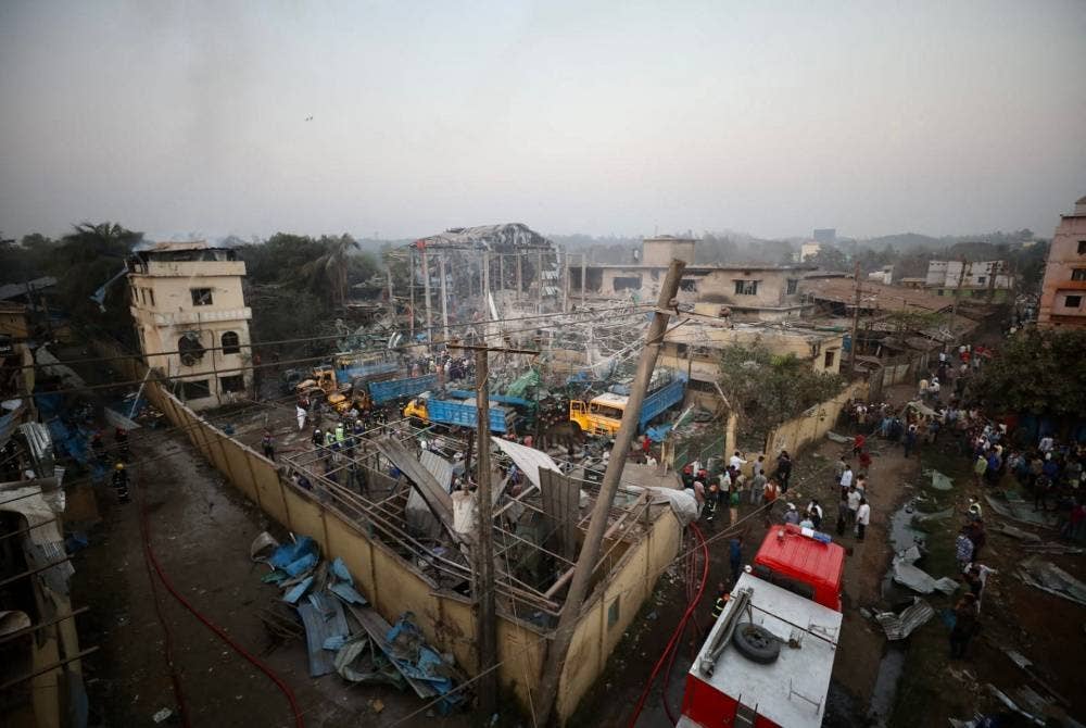Impak kemusnahan letupan di loji oksigen di luar bandar pelabuhan Chittagong. - Foto AFP