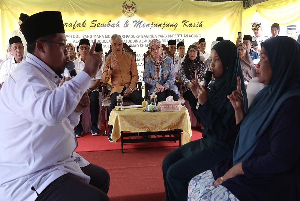 Al-Sultan Abdullah dan Tunku Azizah berkenan menyaksikan majlis pengislaman dua wanita Orang Asli ketika melawat ke Kampung Orang Asli (KOA) Kuala Boh, Cameron Highlands pada Ahad. - Foto Bernama