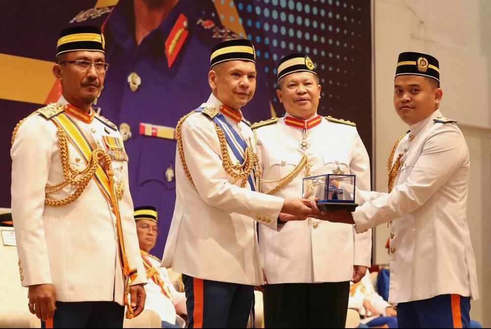 Pentauliahan Kor Sispa Peringkat Kebangsaan ke-13 2022 dilakukan oleh Armizan (dua dari kiri).