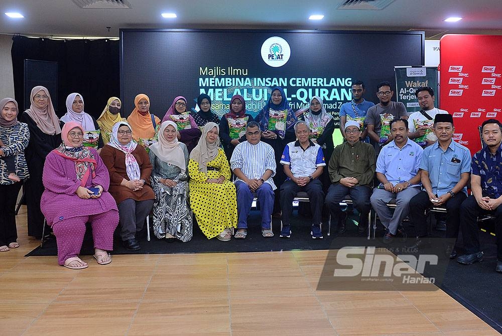 Sumbangan beras kepada asnaf yang berlangsung di Auditorium Karangkraf pada Ahad. - FOTO SINAR HARIAN/MOHD HALIM ABDUL WAHID