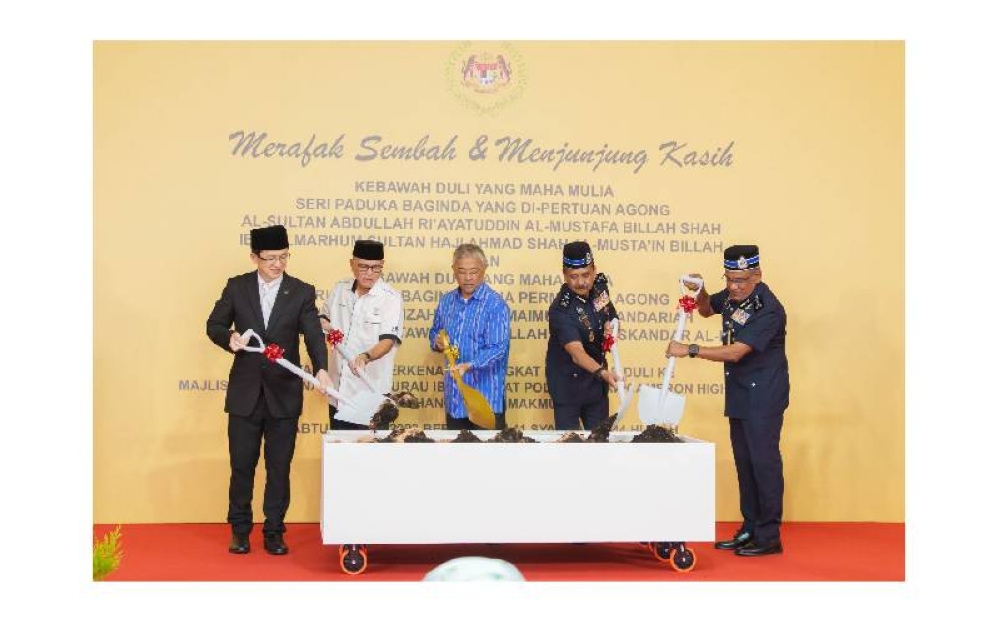 Daniel Lim (kiri), Wan Rosdy (dua dari kiri), Razarudin (dua dari kanan), Ramli (kanan) mengiringi KDYMM Seri Paduka Baginda Yang Di-Pertuan Agong melakukan simbolik pecah tanah di majlis pecah tanah surau IPD Cameron Highlands. 