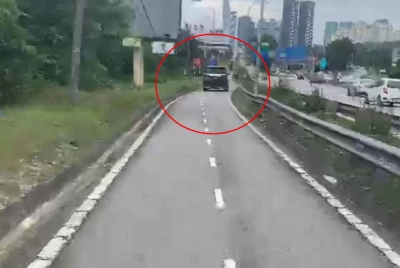 Video tular yang memaparkan sebuah kenderaan Toyota Alphard masuk laluan motosikal di Lebuhraya Persekutuan di sini, pada Sabtu.