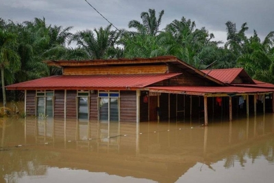 Keadaan rumah penduduk yang dilanda banjir. - Foto Bernama
