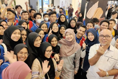 Fadhlina dikerumuni pelajar sekolah selepas menyempurnakan majlis pelancaran program 'Gerakan Massa' #terimakasihcikgu peringkat kebangsaan tahun 2023 di sebuah pusat membeli-belah di Kuantan pada Ahad.