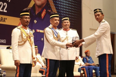 Armizan (dua dari kiri) menyampaikan Pentauliahan Kor Siswa Siswi Pertahanan Awam (Kor Sispa) Peringkat Kebangsaan ke-13 2022. -Foto UMK