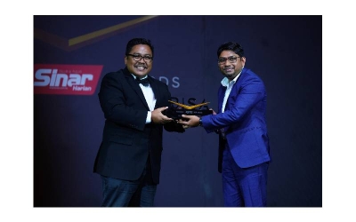 Mohammad Ohidul Islam (kanan) menerima trofi Bisnes Sinar Harian Awards (BISA) daripada Ketua Pengarang Kumpulan Sinar Harian, Zamri Rambli pada 23 Februari lalu.