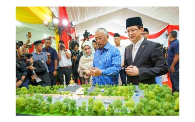 Pengarah Eksekutif LBS Bina Group Berhad, Datuk Seri Daniel Lim memberi taklimat skala model pembinaan surau kepada KDYMM Seri Paduka Baginda Yang Di-Pertuan Agong dan KDYMM Seri Paduka Baginda Raja Permaisuri Agong di majlis pecah tanah surau Ibu Pejabat Polis Daerah Cameron Highlands.