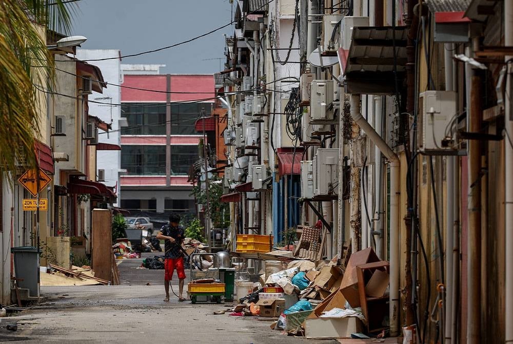 Kerja pembersihan giat dijalankan ekoran banjir yang melanda baru-baru ini- Foto Bernama
