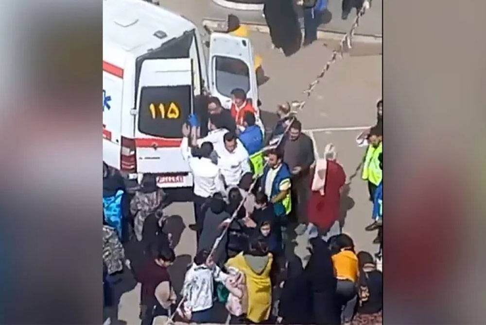 Tangkap layar video menunjukkan
ambulans tiba di salah sebuah sekolah di Qom selepas menerima laporan pelajar perempuan mengalami keracunan. - Foto Agensi