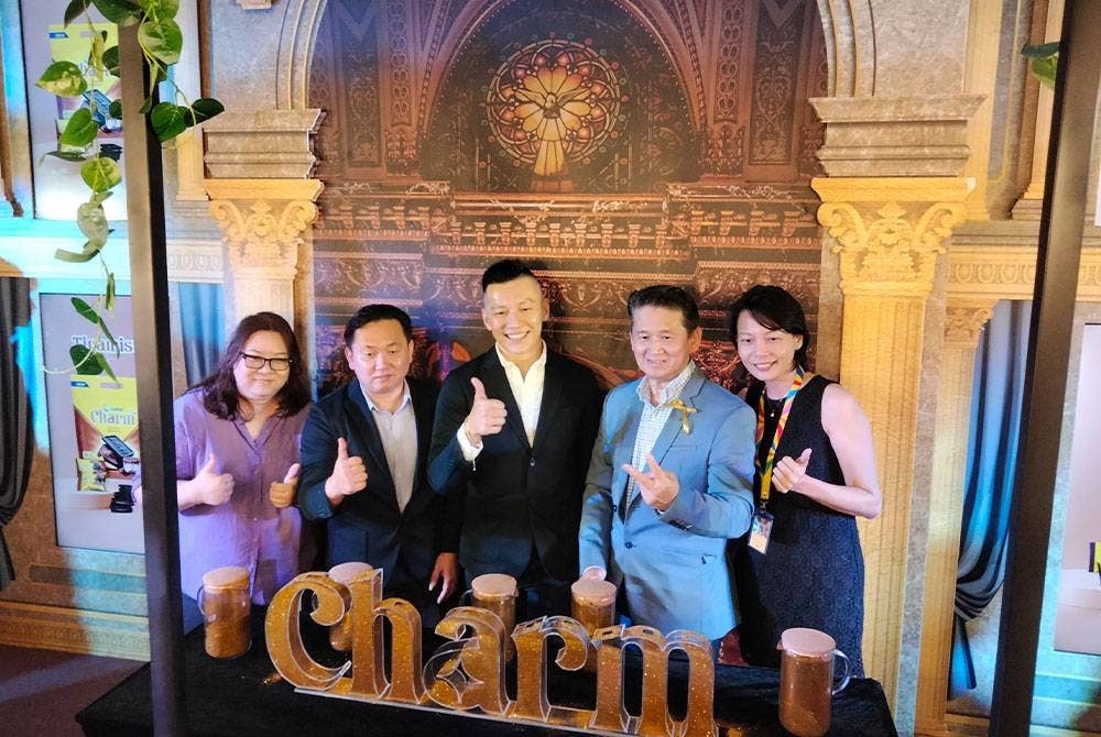 Pengarah Julie's biskut, Tzy Horng Sai (tengah) ketika pelancaran biskut baharu di majlis 'Me, Myself and Charm', APW Bangsar, di sini, pada Jumaat.