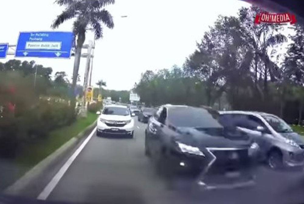 Sebuah kenderaan jenis Lexus melanggar enam buah kenderaan lain dalam kejadian di Lebuhraya Bukit Jalil pada Ahad.