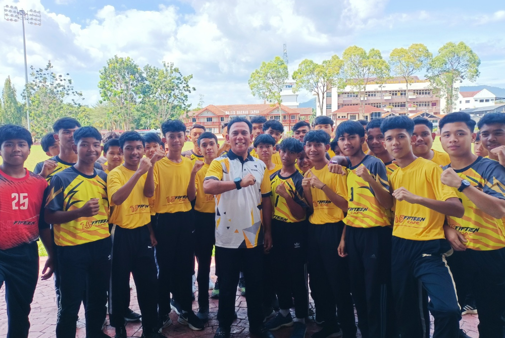 Ishsam (tengah) bersama barisan peserta Akademi Bola Sepak.