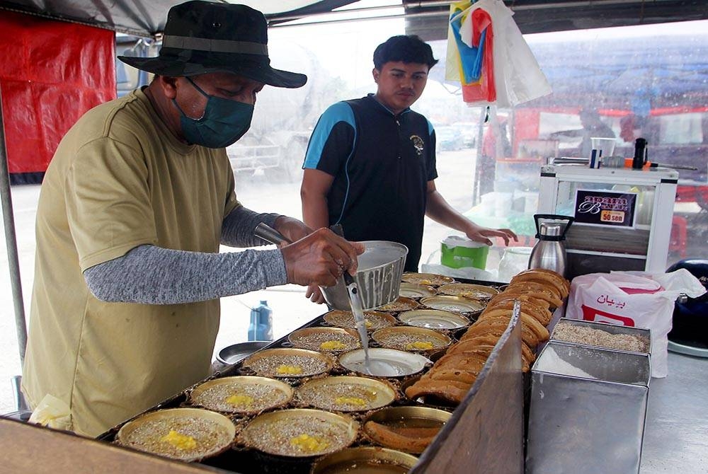 PANTAI REMIS, 5 Mac -- Peniaga Mohammad Puzee Mat Ajid, 63, (kiri) menjual apam balik dengan harga RM 0.50 sekeping ketika ditemui Bernama di Pantai Remis baru-baru ini.
Beliau ketika ditemui Bernama berkata meskipun berlaku peningkatan harga barangan, ianya bukan satu alasan untuk menaikkan harga sebaliknya beliau bertekad untuk mengekalkan harga jualan apam balik dengan RM0.50 sen sekeping.
Menurutnya, walaupun hanya mencari rezeki dengan menjual apam balik sejak 26 tahun lalu, beliau masih mampu meraih keuntungan sehingga mampu membesarkan enam anaknya.
--fotoBERNAMA (2023) HAK CIPTA TERPELIHARA
