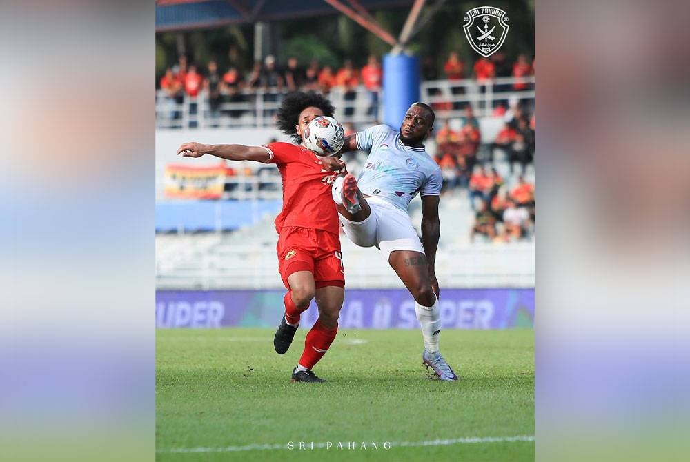 Tonggak import Sri Pahang dari Liberia, Kpah Sherman ketika aksi berdepan Selangor FC di Petaling Jaya pada Ahad. -Foto Sri Pahang