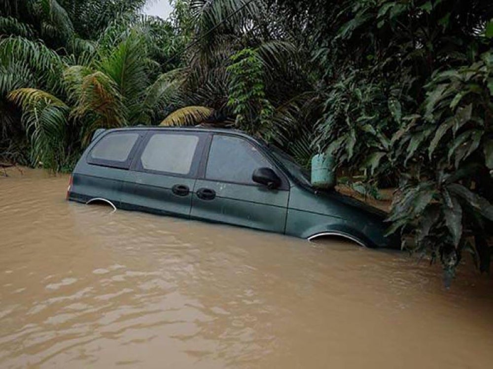 Sebuah kenderaan terkandas dan ditenggelami air selepas banjir melanda beberapa buah kampung di Jalan Kuala Paya-Balai Badang ketika tinjauan di Segamat, 4 Mac lalu. - Gambar fail Bernama