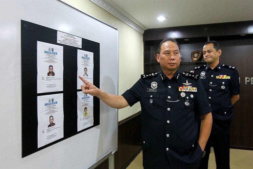 Ahmad Dzaffir menunjukkan gambar empat lelaki yang dicari bagi membantu siasatan berhubung 25 kes penipuan pelaburan tidak wujud di Facebook yang melibatkan kerugian RM5.3 juta di seluruh negara sepanjang bulan lalu.