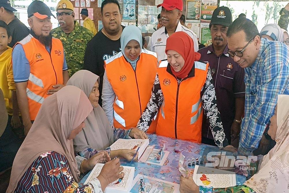 Nancy (tengah) bertanya khabar mangsa banjir yang ditempatkan di PPS SK Kota Dalam di sini pada Isnin.