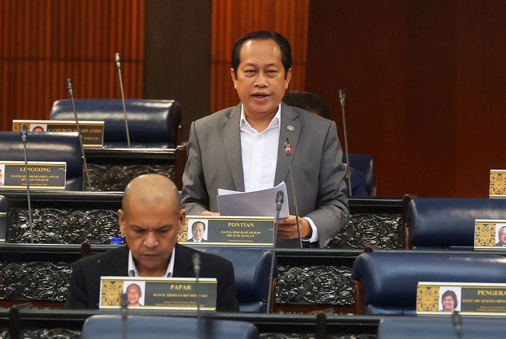 Ahmad ketika menjawab pertanyaan ketika sesi soal jawab lisan pada Mesyuarat Pertama Penggal Kedua Parlimen ke-15 di Bangunan Parlimen pada Isnin. - Foto Bernama