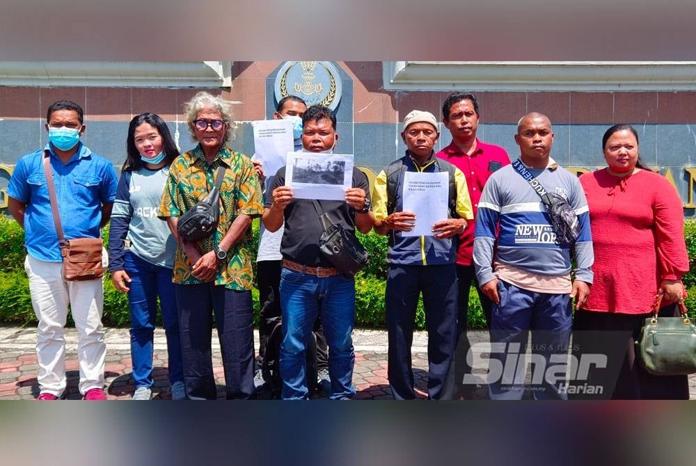 Penduduk Kampung Sungai Sinju hadir menyerahkan Memorandum Aduan Pencerobohan Tanah Adat Orang Asli kepada wakil Menteri Besar.