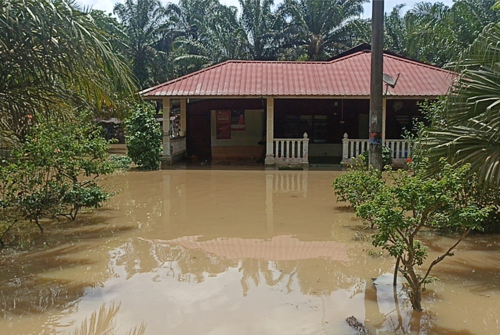 Keadaan rumah yang dilanda banjir di Kampung Parit Haji Yusof pada Isnin.